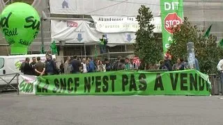 Solidarité avec les cheminot-e-s en grève