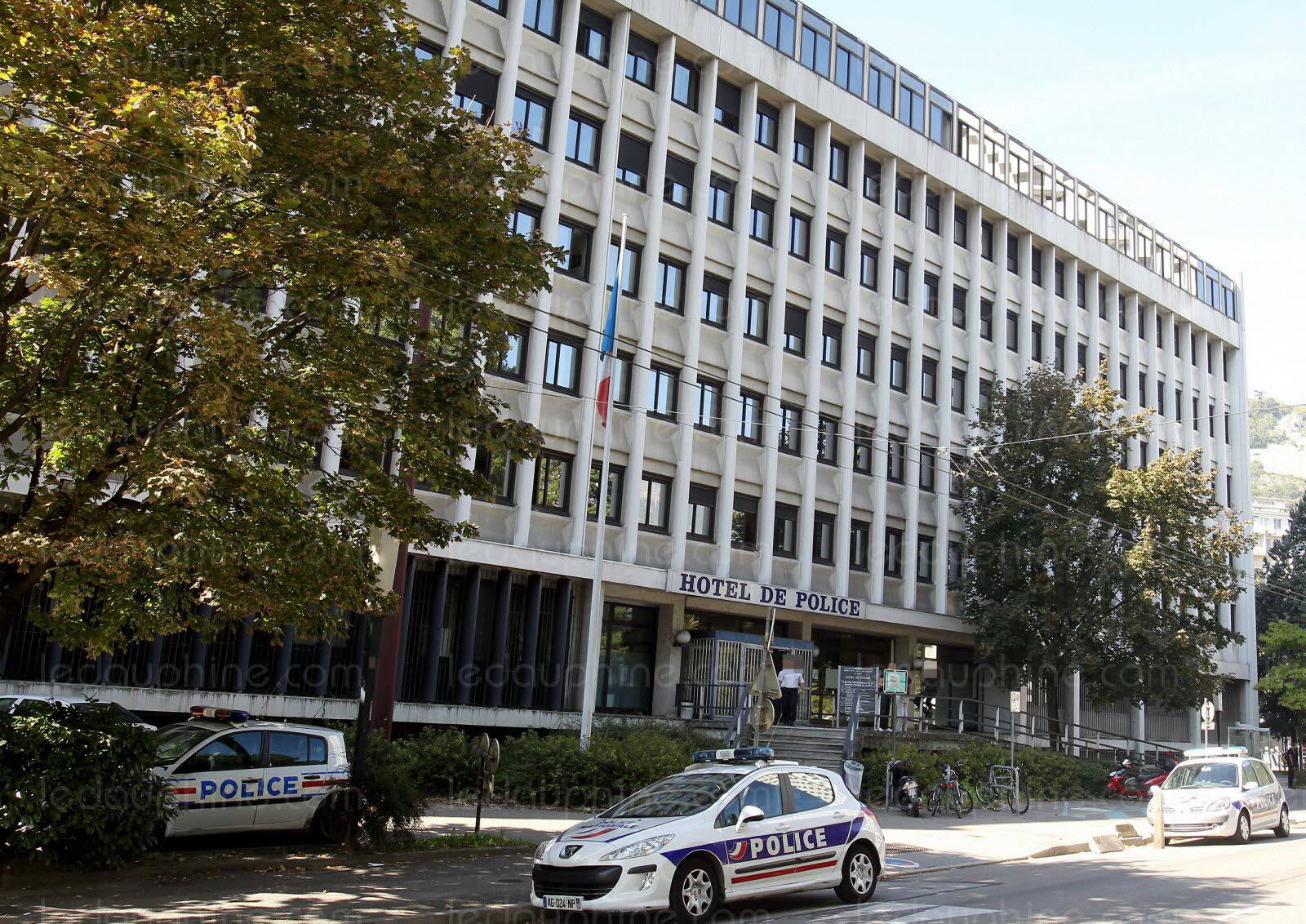 Grenoble: trois militants interpellés sans raison hier soir